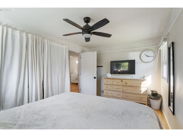 2140 Sw HUNTINGTON Ave, Portland, OR 97225