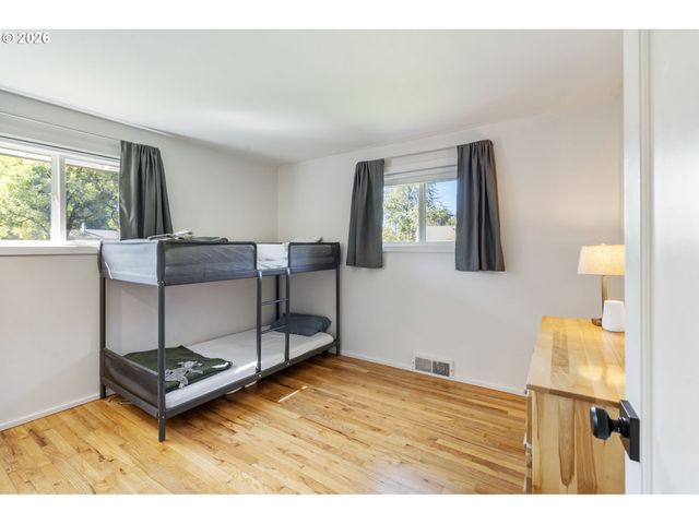 2140 Sw HUNTINGTON Ave, Portland, OR 97225