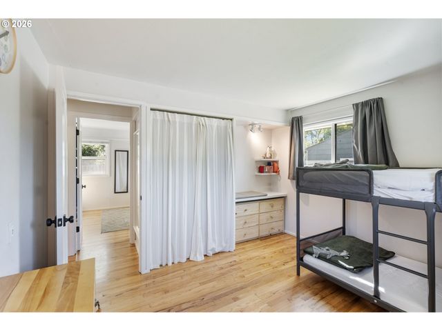 2140 Sw HUNTINGTON Ave, Portland, OR 97225