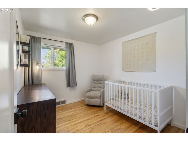 2140 Sw HUNTINGTON Ave, Portland, OR 97225