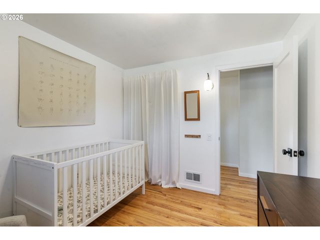 2140 Sw HUNTINGTON Ave, Portland, OR 97225