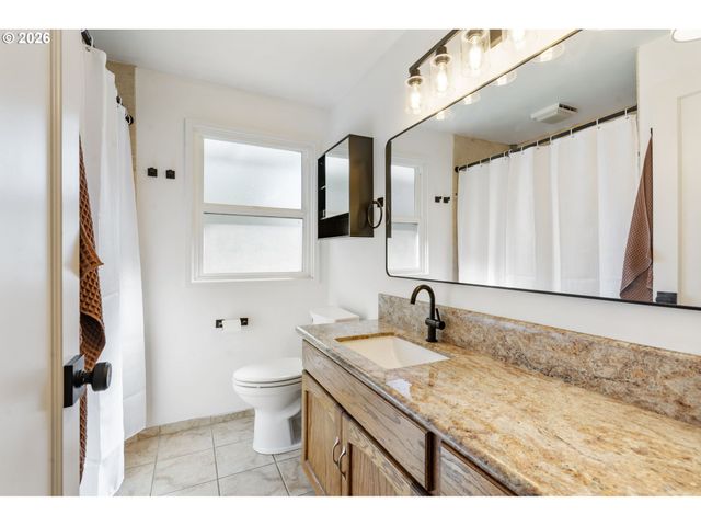 2140 Sw HUNTINGTON Ave, Portland, OR 97225