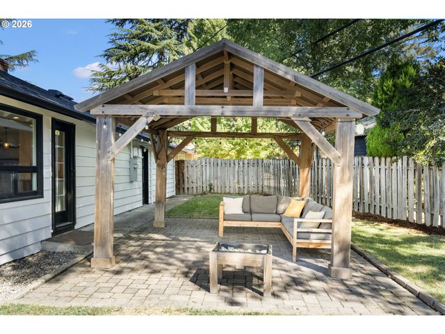 2140 Sw HUNTINGTON Ave, Portland, OR 97225