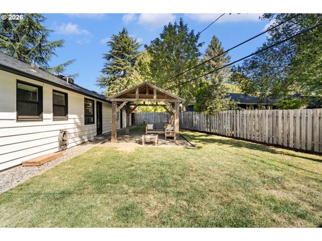 2140 Sw HUNTINGTON Ave, Portland, OR 97225