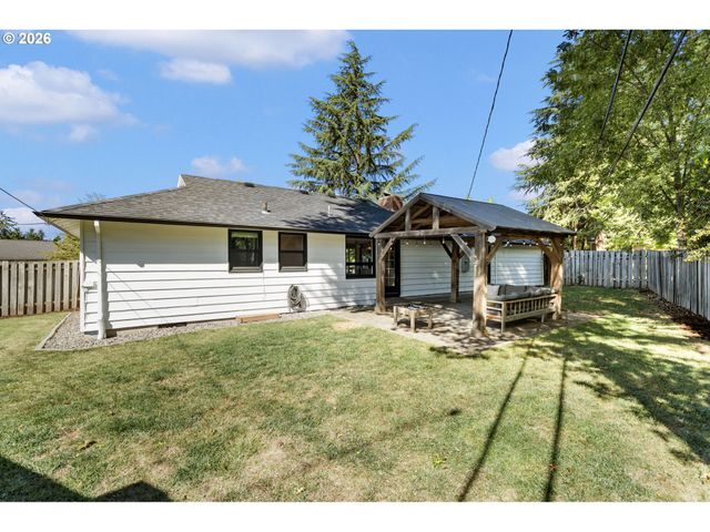 2140 Sw HUNTINGTON Ave, Portland, OR 97225