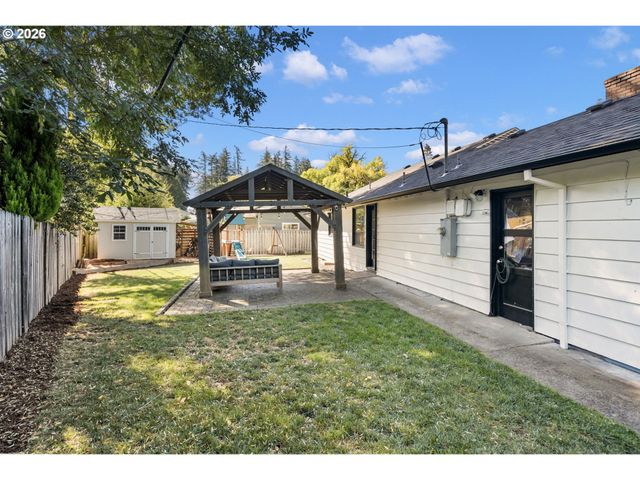2140 Sw HUNTINGTON Ave, Portland, OR 97225