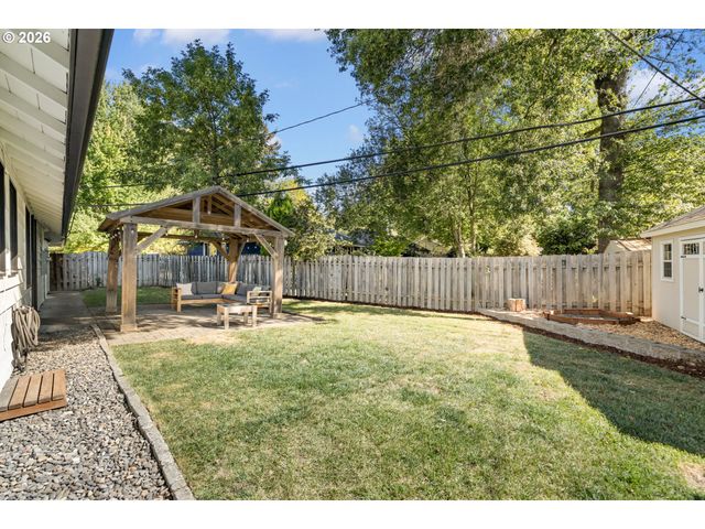 2140 Sw HUNTINGTON Ave, Portland, OR 97225