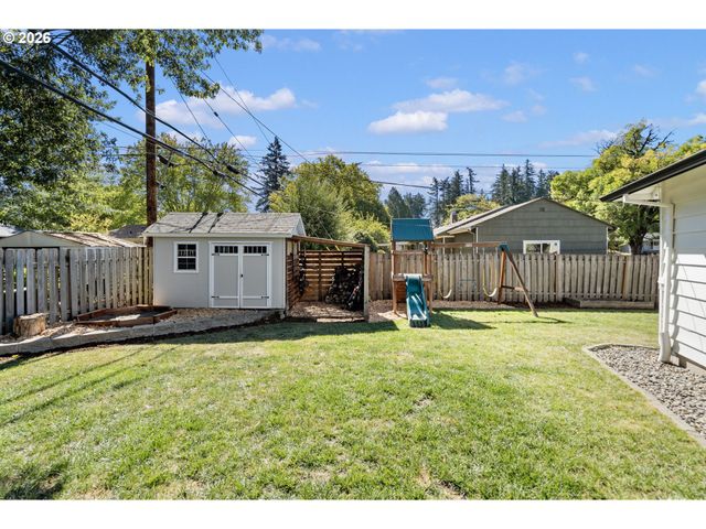 2140 Sw HUNTINGTON Ave, Portland, OR 97225