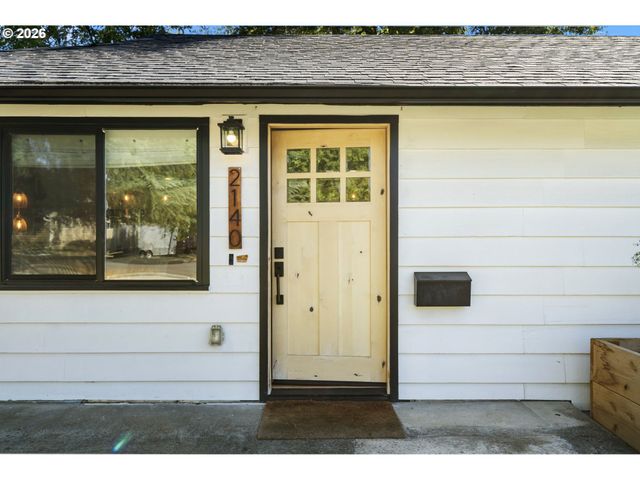 2140 Sw HUNTINGTON Ave, Portland, OR 97225
