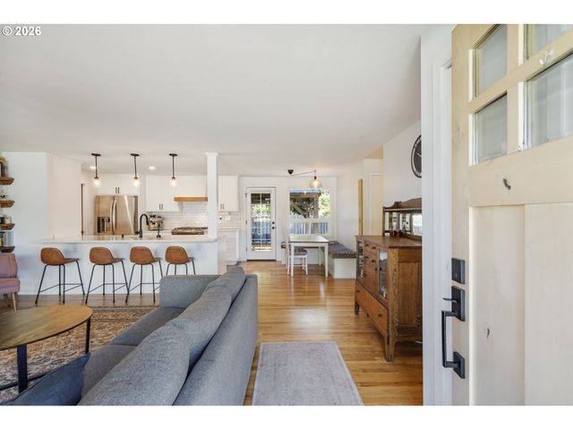 2140 Sw HUNTINGTON Ave, Portland, OR 97225