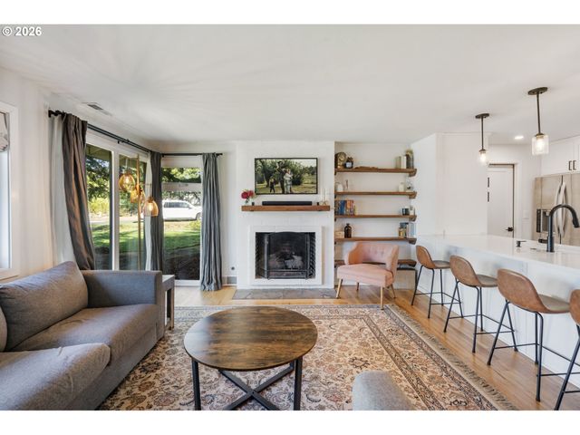2140 Sw HUNTINGTON Ave, Portland, OR 97225