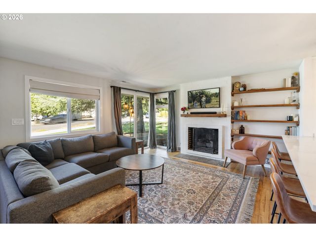 2140 Sw HUNTINGTON Ave, Portland, OR 97225