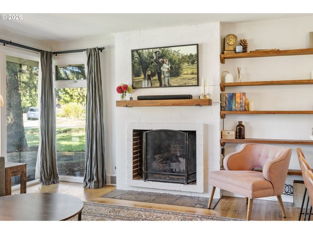 2140 Sw HUNTINGTON Ave, Portland, OR 97225