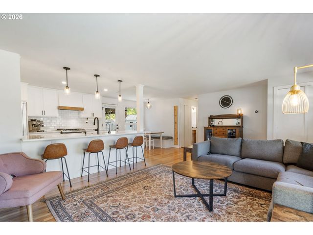 2140 Sw HUNTINGTON Ave, Portland, OR 97225