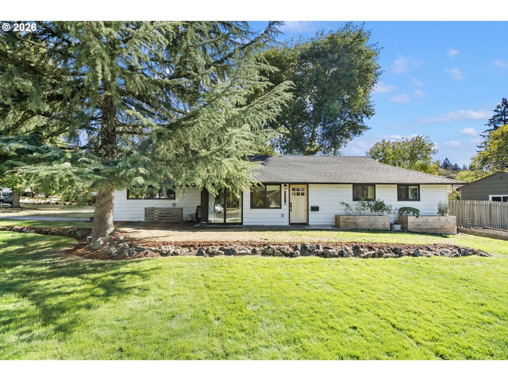 2140 Sw HUNTINGTON Ave, Portland, OR 97225