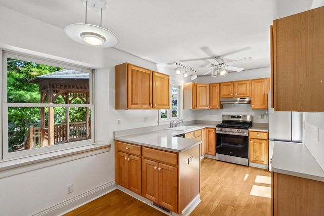 524 E Jefferson STREET, Oconomowoc, WI 53066