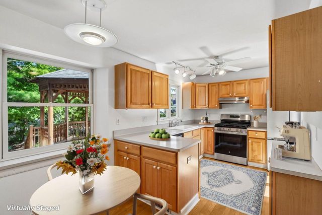 524 E Jefferson STREET, Oconomowoc, WI 53066