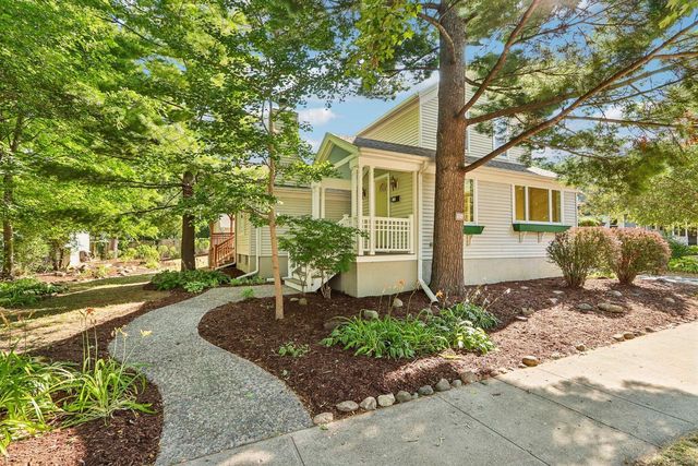 524 E Jefferson STREET, Oconomowoc, WI 53066