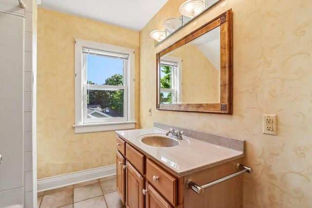 524 E Jefferson STREET, Oconomowoc, WI 53066