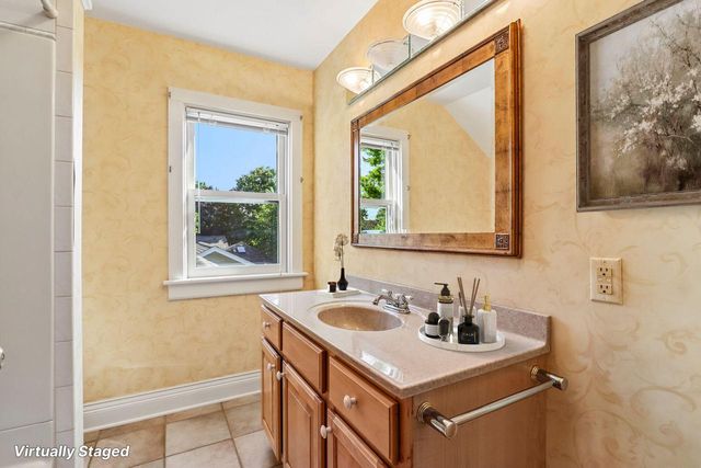 524 E Jefferson STREET, Oconomowoc, WI 53066