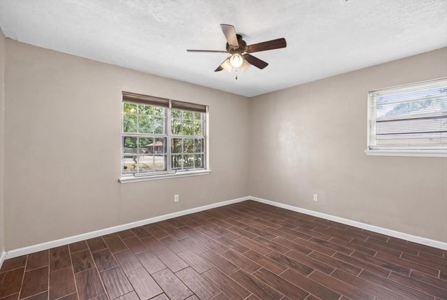 164 Creekview Drive E, Red Oak, TX 75154