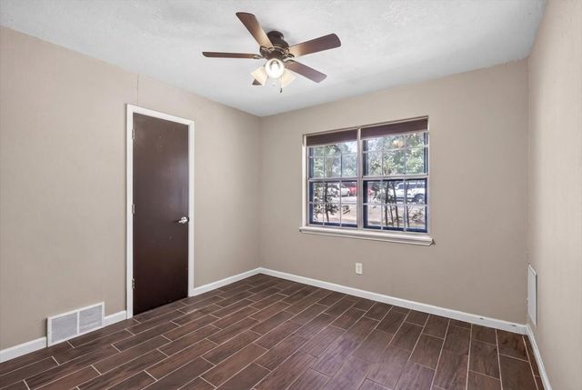 164 Creekview Drive E, Red Oak, TX 75154