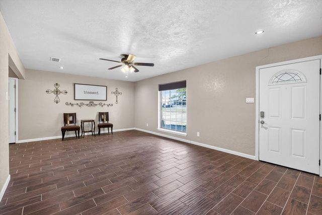 164 Creekview Drive E, Red Oak, TX 75154