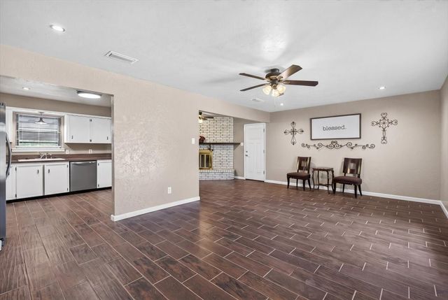 164 Creekview Drive E, Red Oak, TX 75154