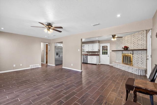 164 Creekview Drive E, Red Oak, TX 75154