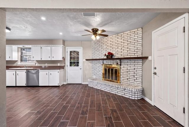 164 Creekview Drive E, Red Oak, TX 75154