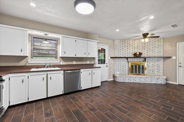 164 Creekview Drive E, Red Oak, TX 75154