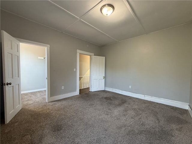 524 W Burgess St, Perry Hilltop, PA 15214