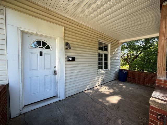 524 W Burgess St, Perry Hilltop, PA 15214