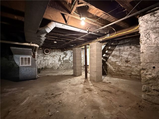524 W Burgess St, Perry Hilltop, PA 15214