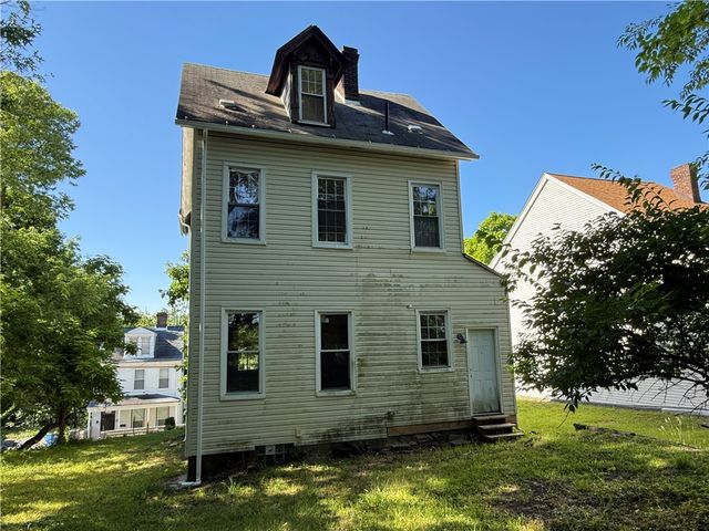 524 W Burgess St, Perry Hilltop, PA 15214