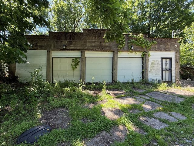 524 W Burgess St, Perry Hilltop, PA 15214
