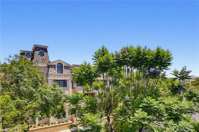 855 N Croft Avenue 302, Los Angeles, CA 90069