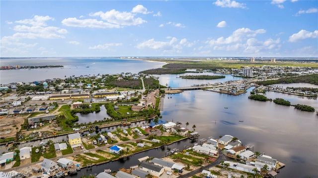 866 Oak ST, Fort Myers Beach, FL 33931