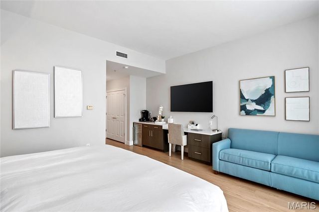 4909 Laclede Avenue 1404, St Louis, MO 63108