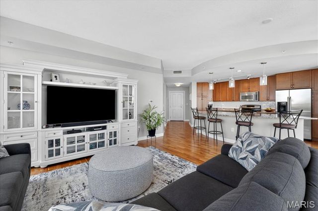 4909 Laclede Avenue 1404, St Louis, MO 63108