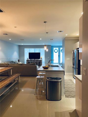 10424 NW 63rd Ter, Doral, FL 33178