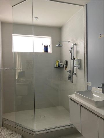 10424 NW 63rd Ter, Doral, FL 33178