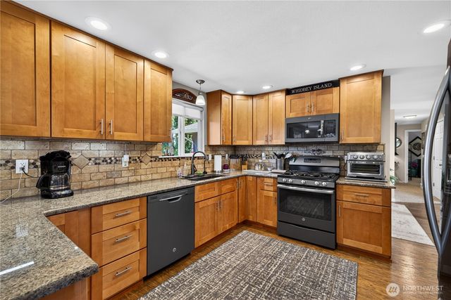 2452 Hemenway Place, Oak Harbor, WA 98277