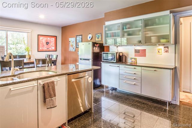 2930 Brentwood Road, West Bloomfield, MI 48323