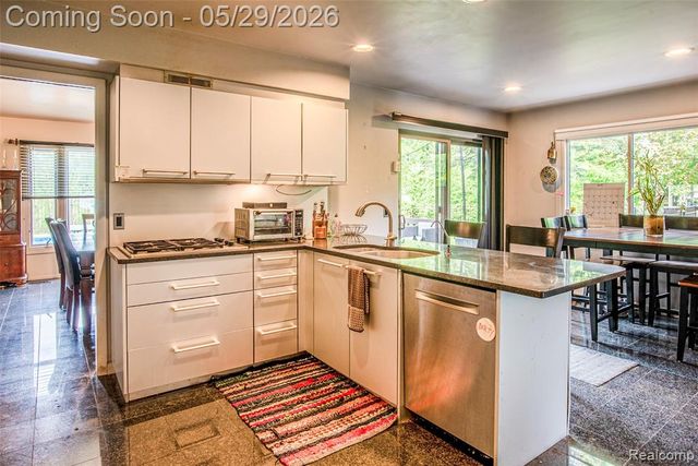 2930 Brentwood Road, West Bloomfield, MI 48323