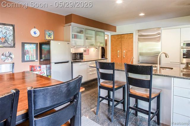 2930 Brentwood Road, West Bloomfield, MI 48323