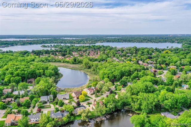 2930 Brentwood Road, West Bloomfield, MI 48323
