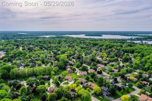 2930 Brentwood Road, West Bloomfield, MI 48323