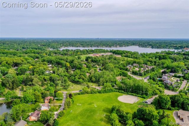 2930 Brentwood Road, West Bloomfield, MI 48323
