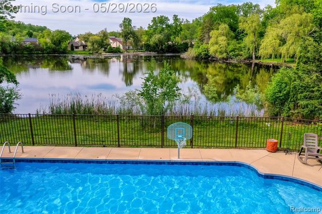 2930 Brentwood Road, West Bloomfield, MI 48323